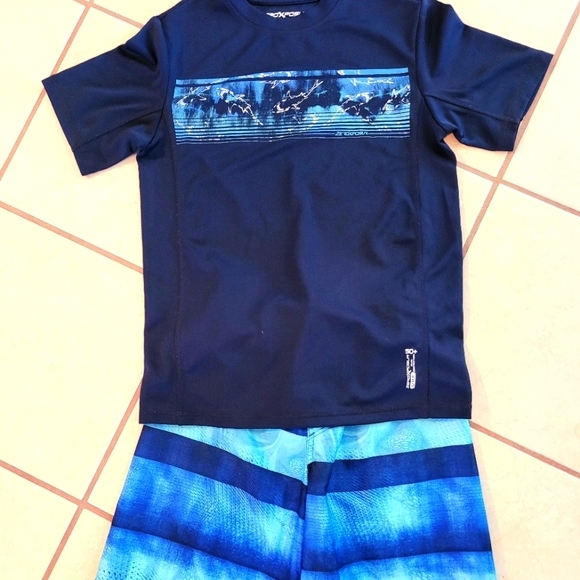 EUC- BUNDLE OF BIG BOYS UNDER ARMOUR SWIM TRUNKS WITH MATCHING NAVY RASHGUARD - Picture 14 of 14